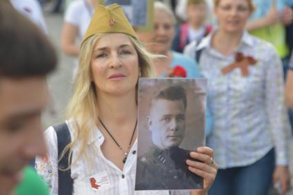 Москва.  Участники  акции памяти `Бессмертный полк` на Красной площади во время шествия в День Победы.