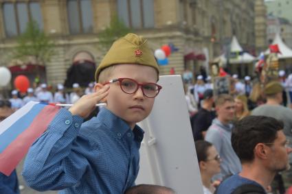 Москва.  Участники  акции памяти `Бессмертный полк` на Красной площади во время шествия в День Победы.