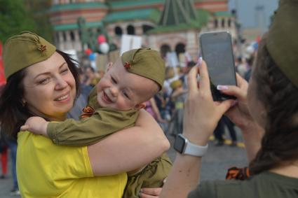 Москва.  Участники  акции памяти `Бессмертный полк` на Красной площади во время шествия в День Победы.