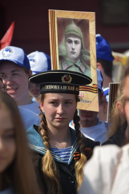 Москва.  Участники  акции памяти `Бессмертный полк` на Красной площади во время шествия в День Победы.