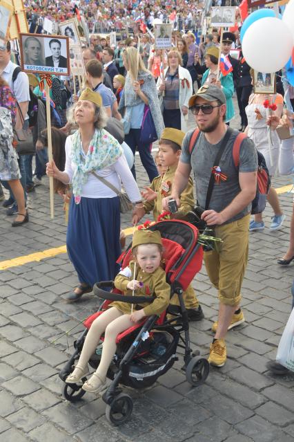 Москва.  Участники  акции памяти `Бессмертный полк` на Красной площади во время шествия в День Победы.