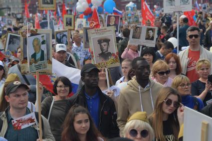 Москва.  Участники  акции памяти `Бессмертный полк` на Красной площади во время шествия в День Победы.