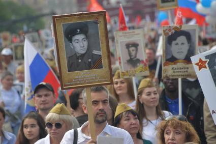 Москва.  Участники  акции памяти `Бессмертный полк` на Красной площади во время шествия в День Победы.