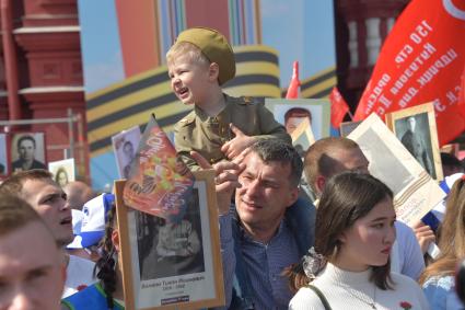 Москва.  Участники  акции памяти `Бессмертный полк` на Красной площади во время шествия в День Победы.