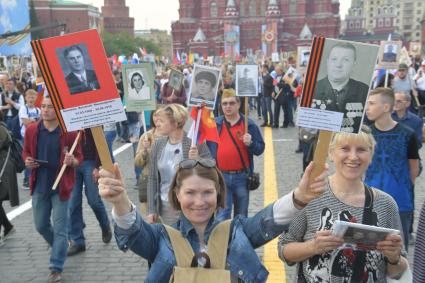 Москва.  Участники  акции памяти `Бессмертный полк` на Красной площади во время шествия в День Победы.