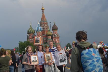 Москва.  Участники  акции памяти `Бессмертный полк` на Красной площади во время шествия в День Победы.