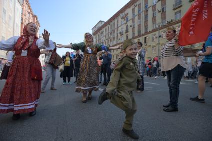Москва. Участники акции `Бессмертный полк`на Тверской улице.
