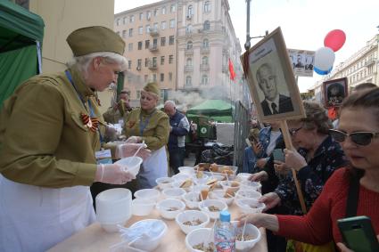 Москва. Полевая кухня во время проведения акции `Бессмертный полк` на Тверской улице.