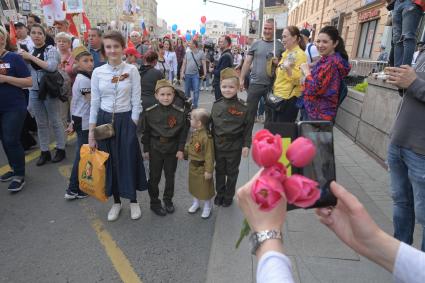 Москва. Участники акции `Бессмертный полк` на Тверской улице.