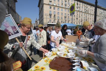 Москва. Участники акции `Бессмертный полк`на Тверской улице.