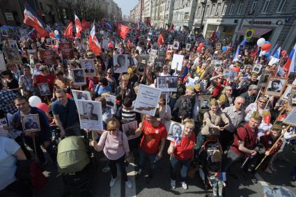 Москва. Участники акции `Бессмертный полк` на Тверской улице.