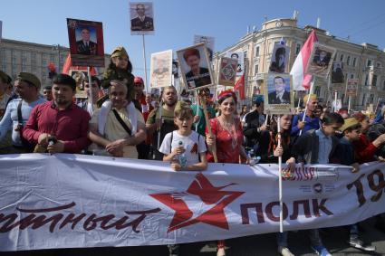 Москва. Участники акции `Бессмертный полк` на Тверской улице.
