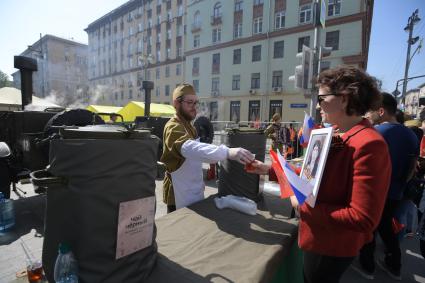 Москва. Участники акции `Бессмертный полк`на Тверской улице.