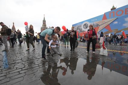 Москва. Участники акции `Бессмертный полк`на Красной площади.