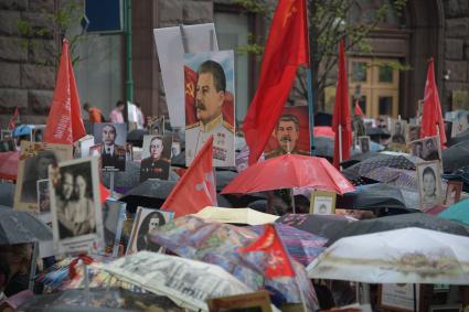 Москва. Участники акции `Бессмертный полк` на Тверской улице.