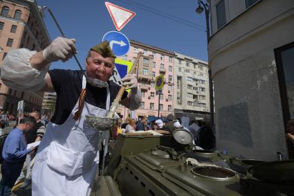 Москва. Участники акции `Бессмертный полк` на Тверской улице.