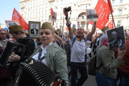 Москва. Участники акции `Бессмертный полк` на Тверской улице.