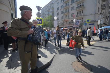 Москва. Участники акции `Бессмертный полк` на Тверской улице.