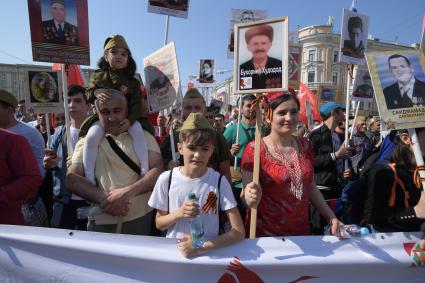 Москва. Участники акции `Бессмертный полк` на Тверской улице.
