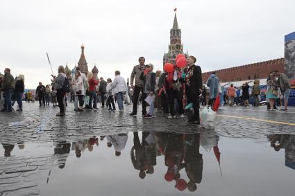 Москва. Участники акции `Бессмертный полк`на Красной площади.