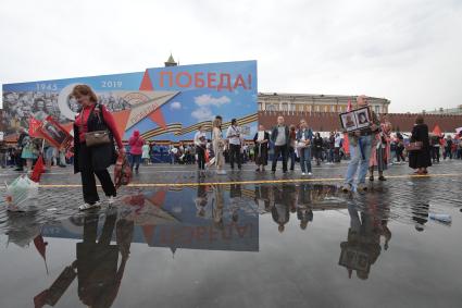 Москва. Участники акции `Бессмертный полк`на Красной площади.