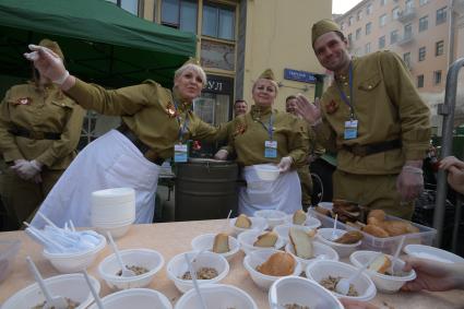 Москва. Полевая кухня во время проведения акции `Бессмертный полк` на Тверской улице.