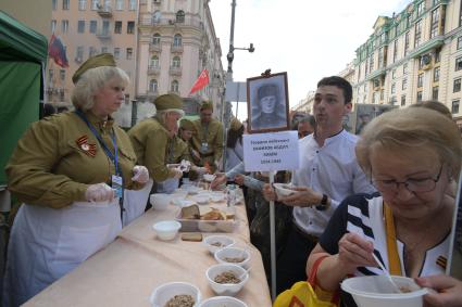 Москва. Полевая кухня во время проведения акции `Бессмертный полк` на Тверской улице.