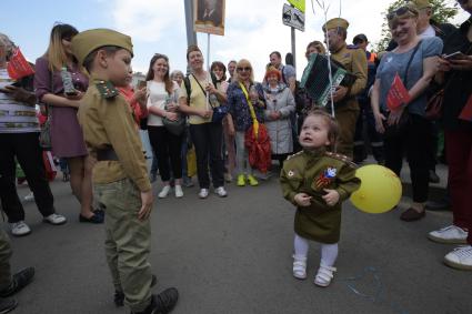Москва. Участники акции `Бессмертный полк` на Тверской улице.