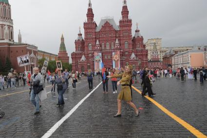 Москва. Участники акции `Бессмертный полк`на Красной площади.