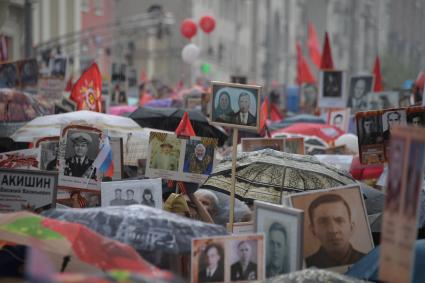 Москва. Участники акции `Бессмертный полк` на Тверской улице.