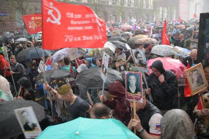 Москва. Участники акции `Бессмертный полк` на Тверской улице.