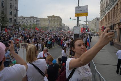 Москва. Участники акции `Бессмертный полк` на Тверской улице.