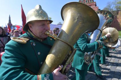 Москва. Музыканты духового оркестра во время первомайской демонстрации.