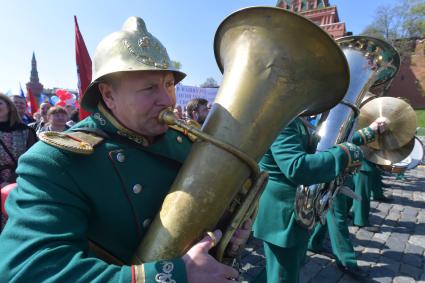 Москва. Музыканты духового оркестра  во время первомайской демонстрации.