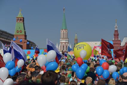 Москва.  Участники  первомайской демонстрации на Красной площади.