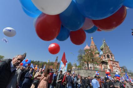 Москва.  Участники  первомайской демонстрации столичных профсоюзов на Красной площади.