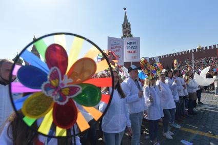 Москва. Участники первомайской демонстрации на Красной площади.