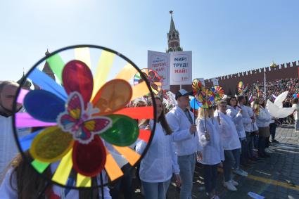 Москва.  Участники  первомайской демонстрации на Красной площади.