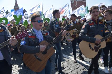 Москва.  Участники  первомайской демонстрации на Красной площади.