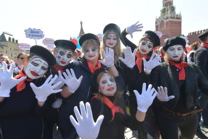 Москва.  Участники  первомайской демонстрации столичных профсоюзов на Красной площади.