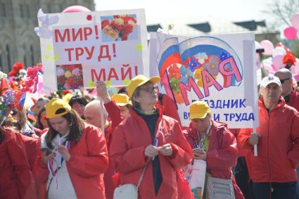 Москва.  Участники  первомайской демонстрации столичных профсоюзов на Красной площади.