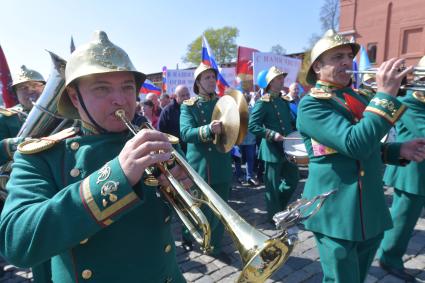 Москва. Музыканты духового оркестра  во время первомайской демонстрации.