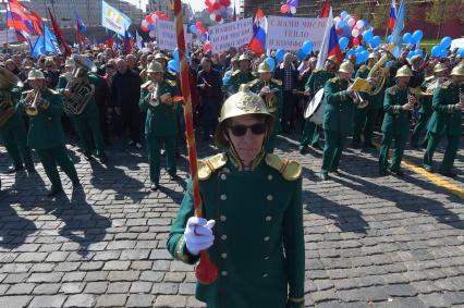 Москва. Музыканты духового оркестра во время первомайской демонстрации.