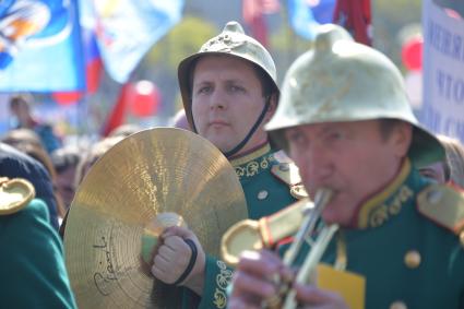 Москва. Музыканты духового оркестра  во время первомайской демонстрации.