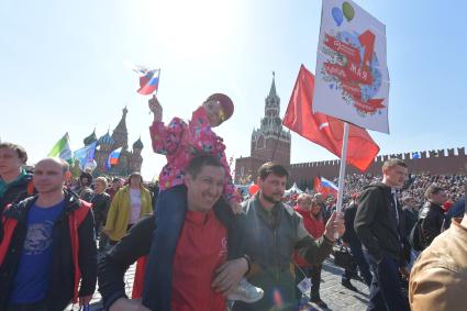 Москва.  Участники  первомайской демонстрации столичных профсоюзов на Красной площади.