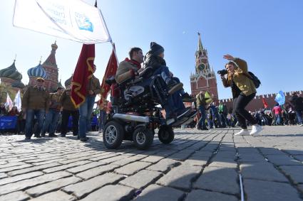 Москва.  Участники  первомайской демонстрации на Красной площади.