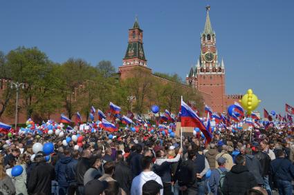 Москва.  Участники  первомайской демонстрации столичных профсоюзов на Красной площади.