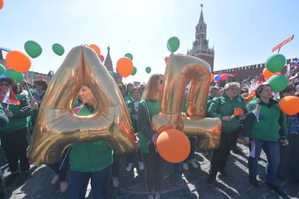 Москва.  Участники  первомайской демонстрации столичных профсоюзов на Красной площади.