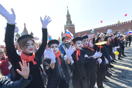 Москва.  Участники  первомайской демонстрации столичных профсоюзов на Красной площади.