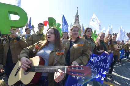 Москва.  Участники  первомайской демонстрации на Красной площади.